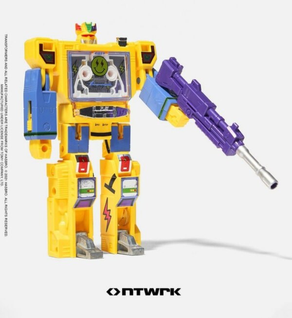 Transformers Collaborative J. Balvintron NTWRK Exclusive Yellow Soundwave & Tapes  (1 of 6)